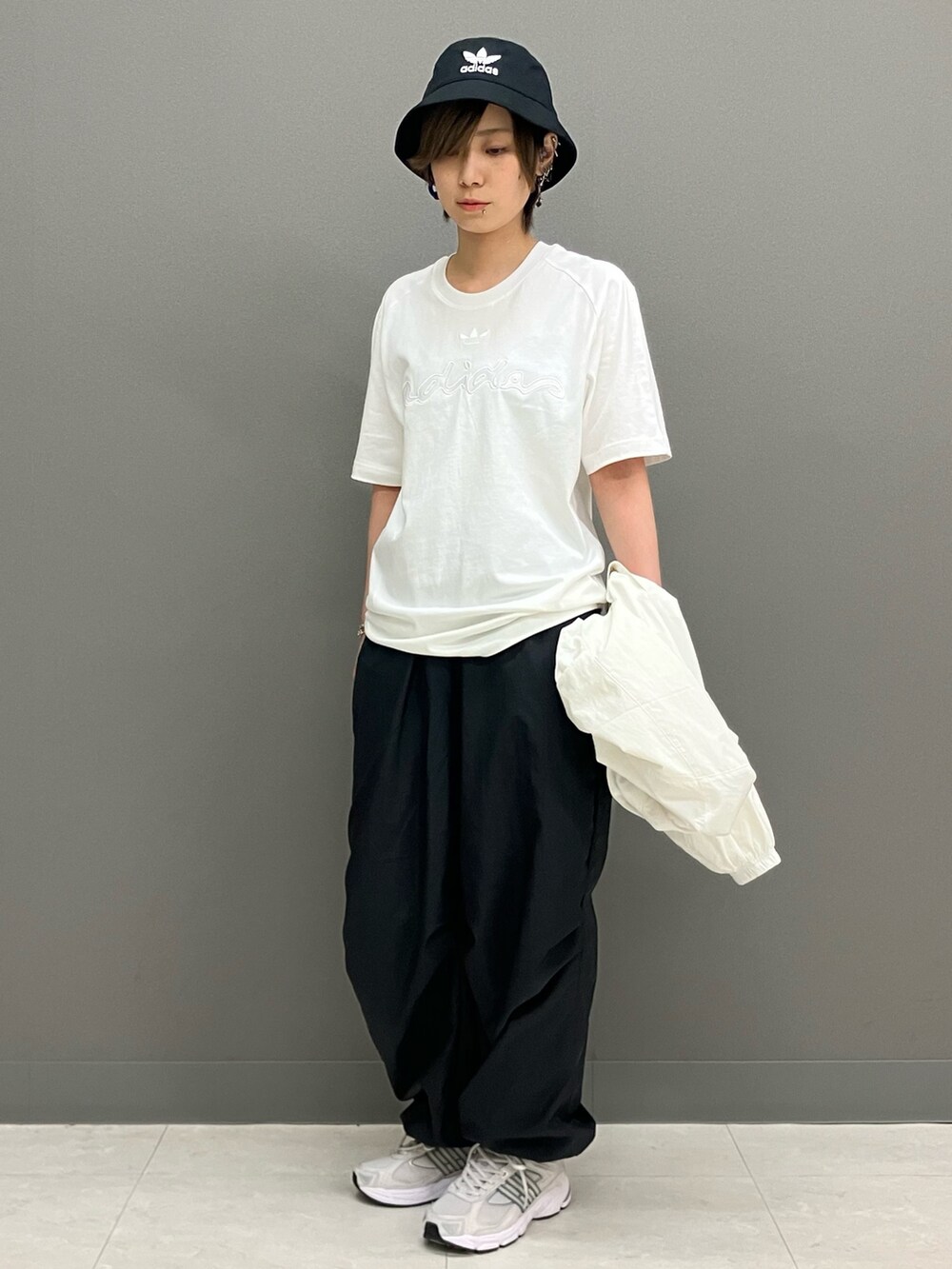 ブラック系のショルダーバッグ、ブラック系のその他パンツ、ホワイト系のTシャツ/カットソーを着用したレディースの冬コーディネートの3枚目の写真