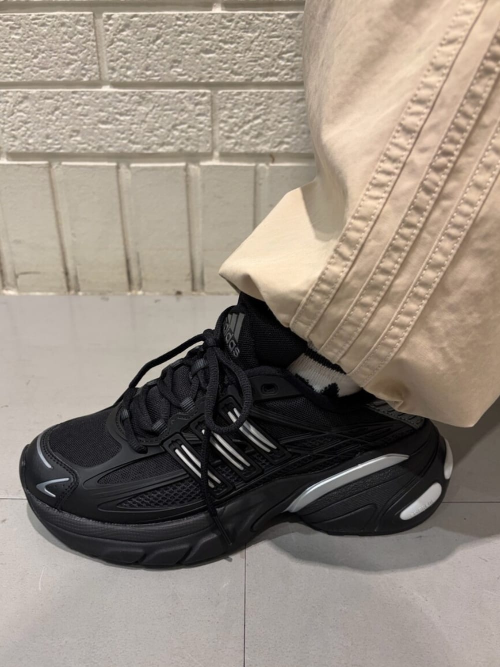 グレー系のパーカー、ホワイト系のTシャツ/カットソー、ベージュ系のその他パンツを着用したレディースの冬コーディネートの4枚目の写真