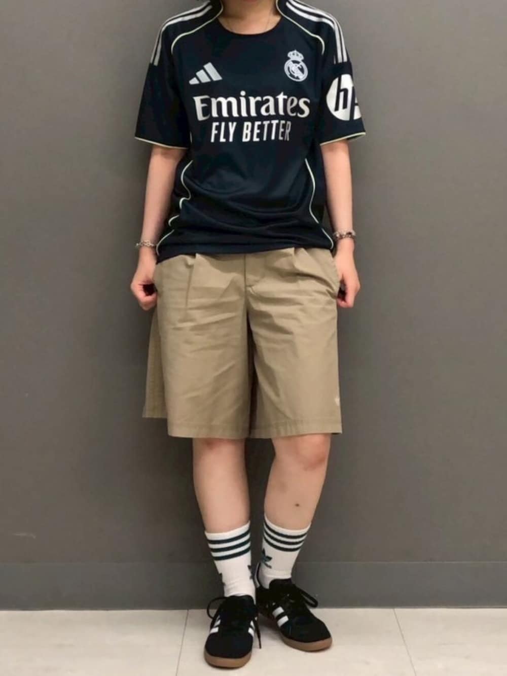 ブルー系のTシャツ/カットソー、ブラウン系のその他パンツ、ブラック系のシューズを着用したレディースの夏コーディネートの3枚目の写真