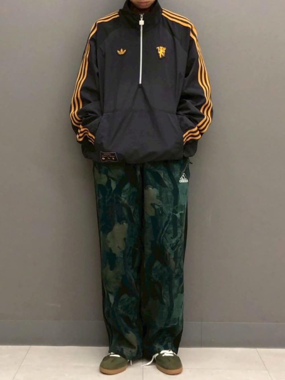 ブラック系のジャージ、ブラック系のスウェットパンツ、ブラック系のキャップを着用したレディースの秋コーディネートの2枚目の写真