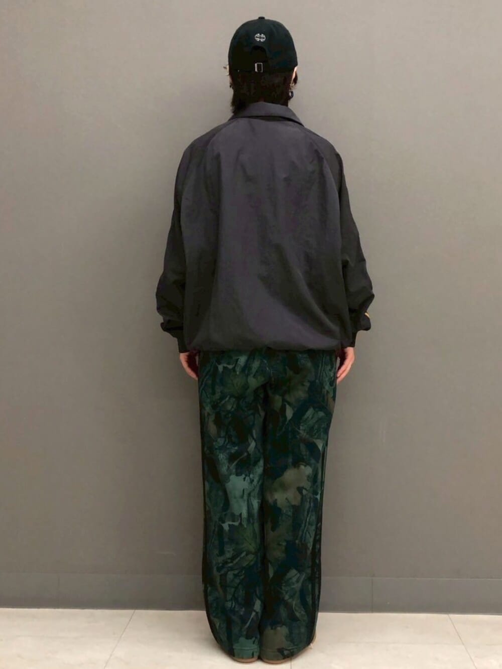 ブラック系のジャージ、ブラック系のスウェットパンツ、ブラック系のキャップを着用したレディースの秋コーディネートの4枚目の写真