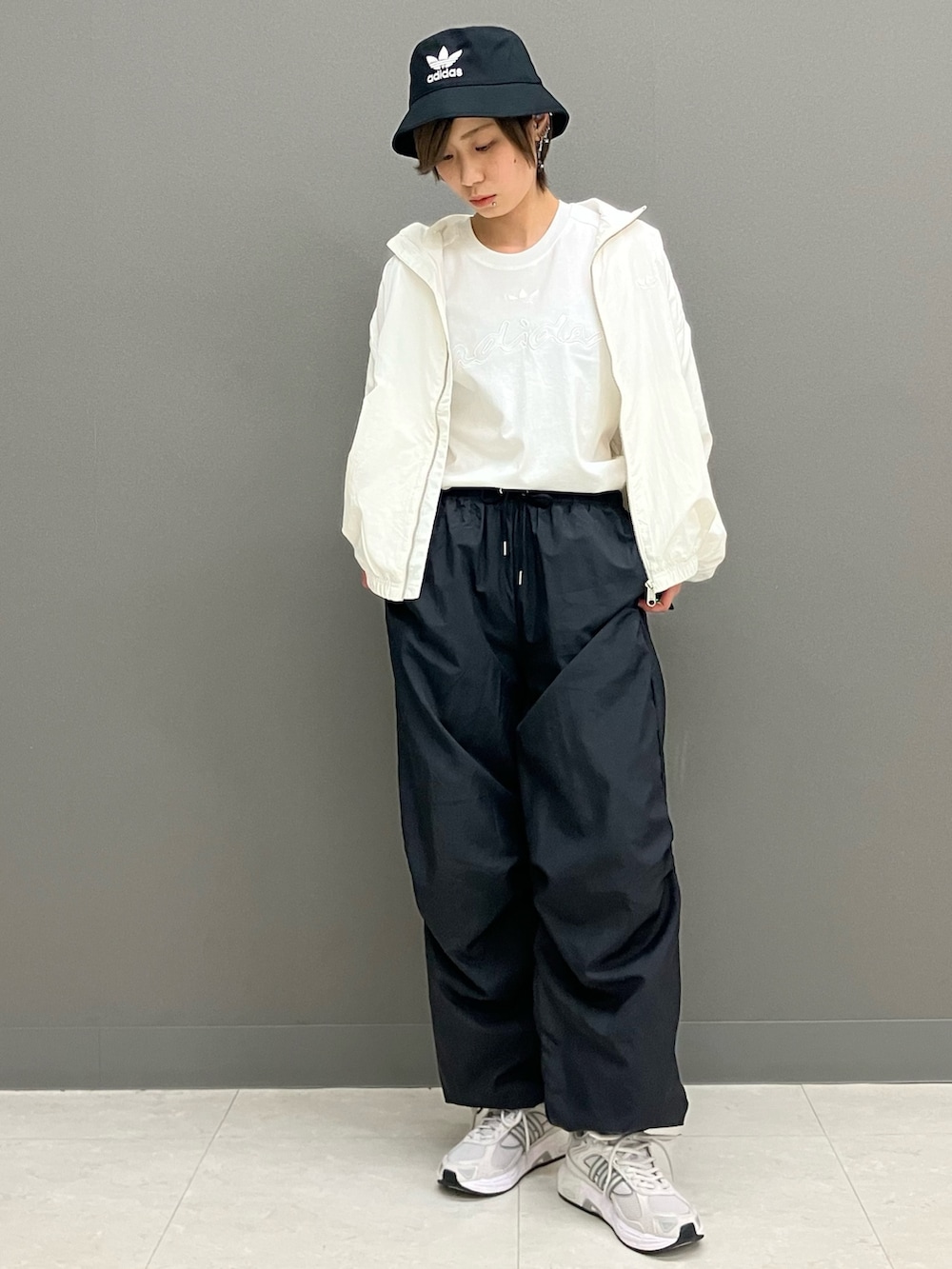 ブラック系のショルダーバッグ、ブラック系のその他パンツ、ホワイト系のTシャツ/カットソーを着用したレディースの冬コーディネートの2枚目の写真