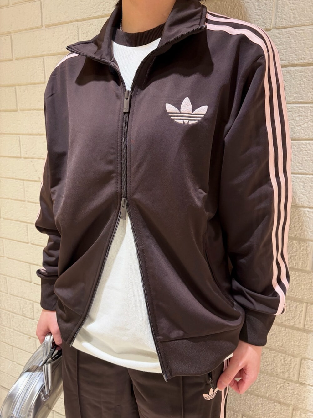 ブラウン系のトップス、ブラウン系のパンツ、シルバー系のショルダーバッグを着用したレディースの春コーディネートの3枚目の写真