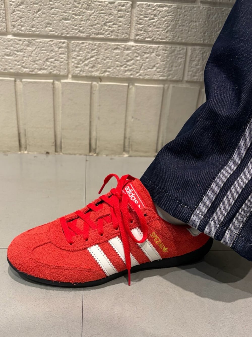 ホワイト系のTシャツ/カットソー、ブルー系のその他パンツ、ブラウン系のショルダーバッグを着用したレディースの春コーディネートの4枚目の写真