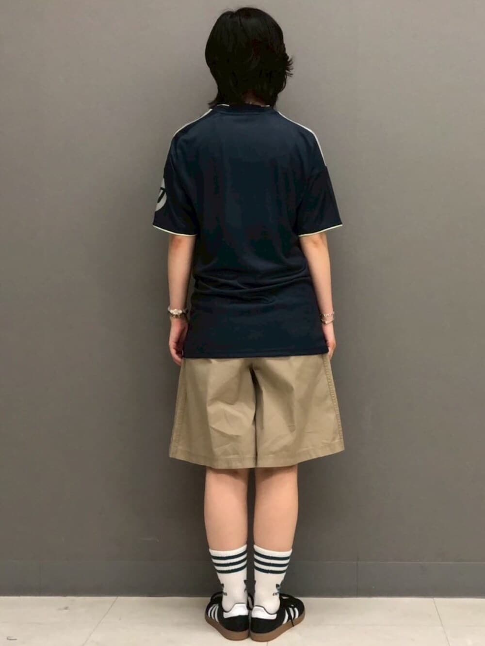 ブルー系のTシャツ/カットソー、ブラウン系のその他パンツ、ブラック系のシューズを着用したレディースの夏コーディネートの2枚目の写真