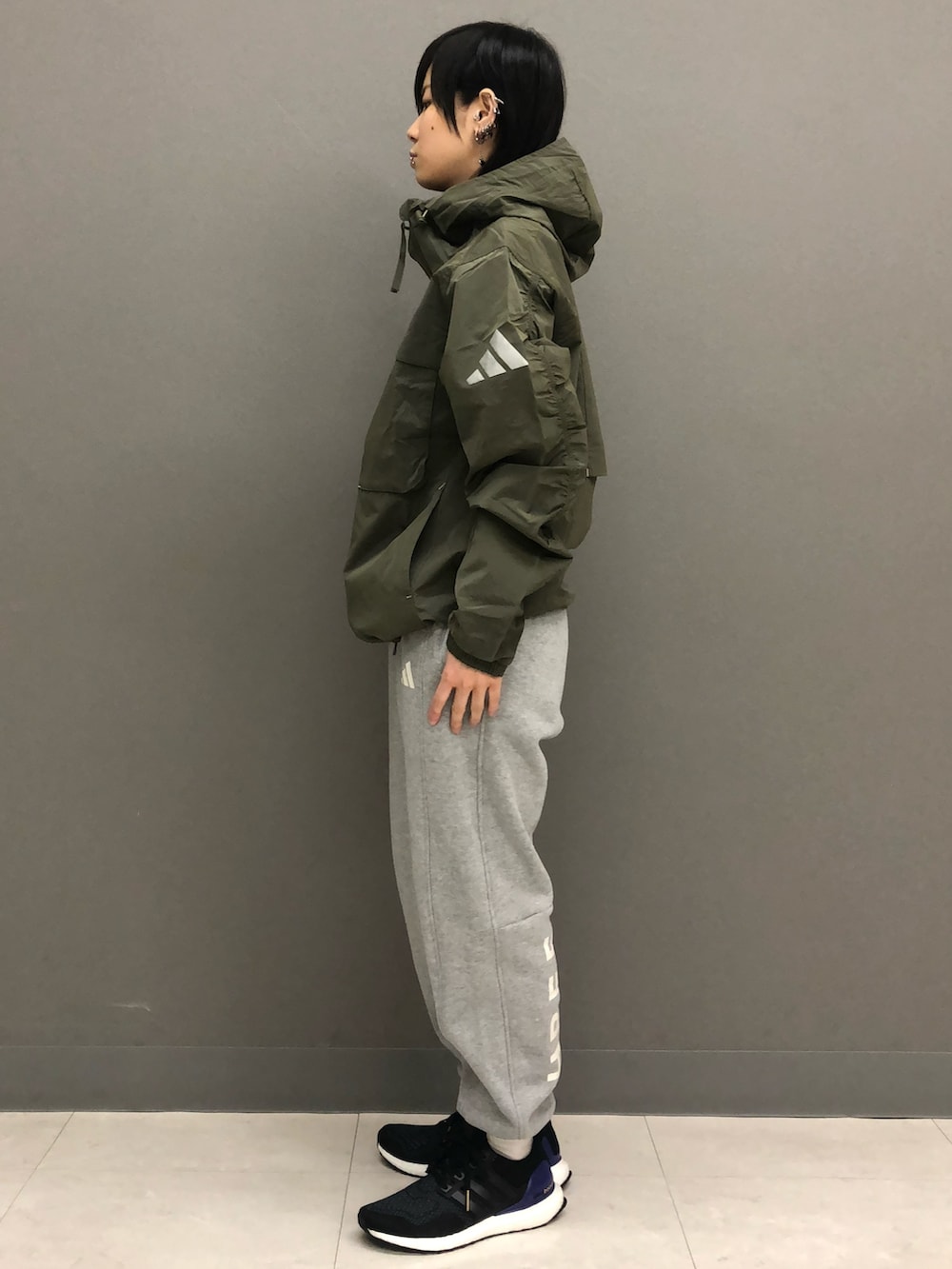「スニーカー、カジュアル、adidas、スポーツウェア、アディダス、パフォーマンス、ウルトラブースト」｜「adidasのシティエスケープ ルーズフィット シャイニークリンクル リップストップ フード付きジャケット / アディダス adidas（ナイロンジャケット、グリーン系）」を使った、TKさん（レディース・161cm）の春コーディネートの2枚目の写真
