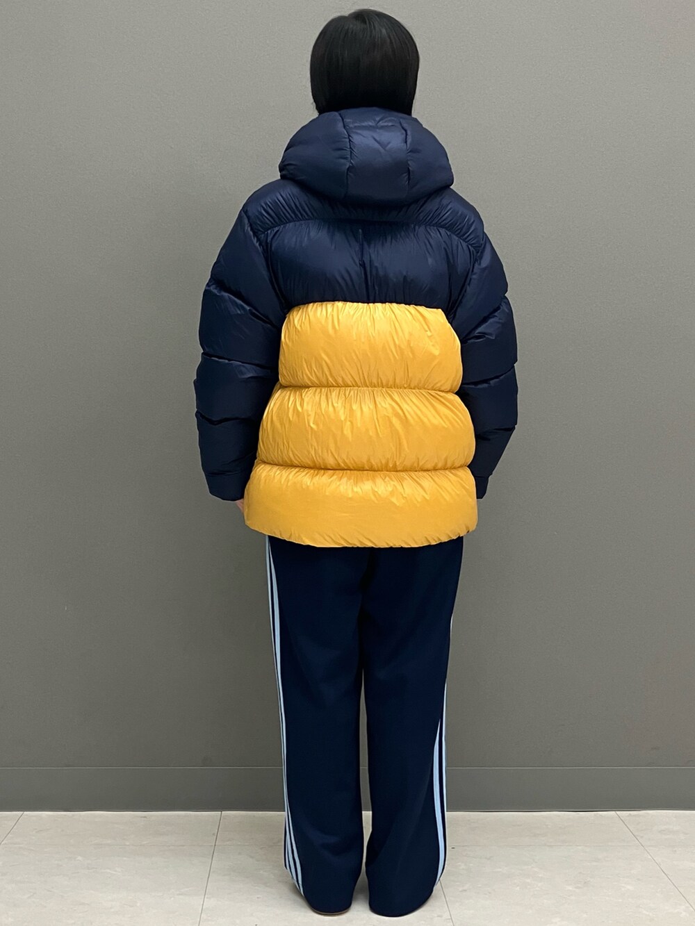 ブルー系のジャケット/アウター、ブルー系のスウェットパンツ、グレー系のスニーカーを着用したレディースの冬コーディネートの4枚目の写真