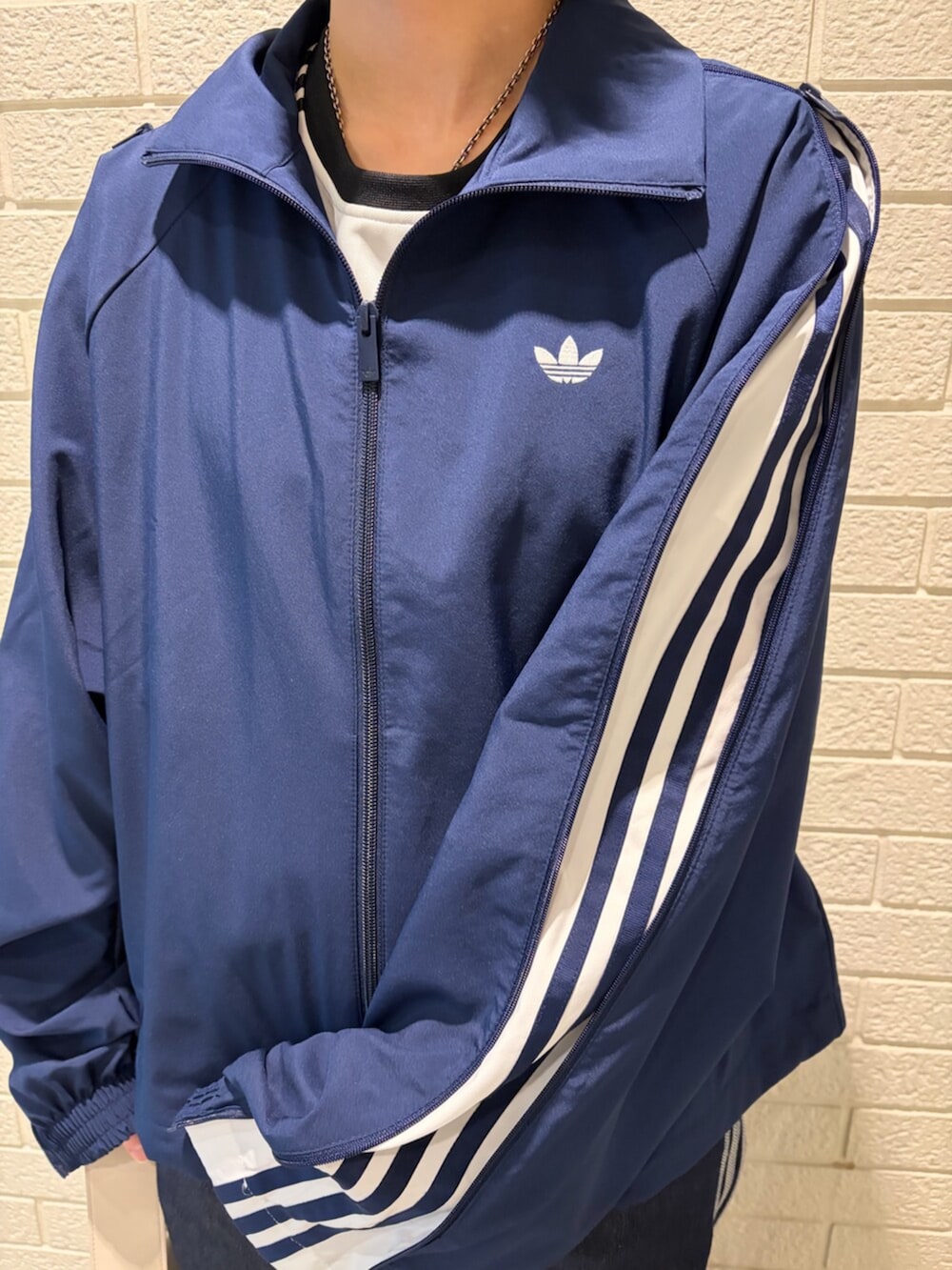 ホワイト系のTシャツ/カットソー、ブルー系のその他パンツ、ブラウン系のショルダーバッグを着用したレディースの春コーディネートの3枚目の写真