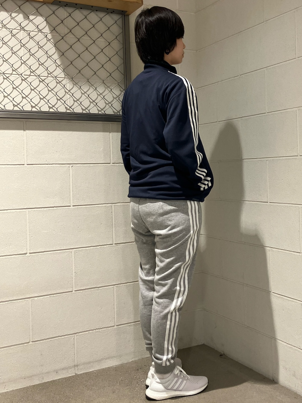 ブルー系のトップス、グレー系のその他パンツ、ホワイト系のスニーカーを着用したレディースの秋コーディネートの2枚目の写真