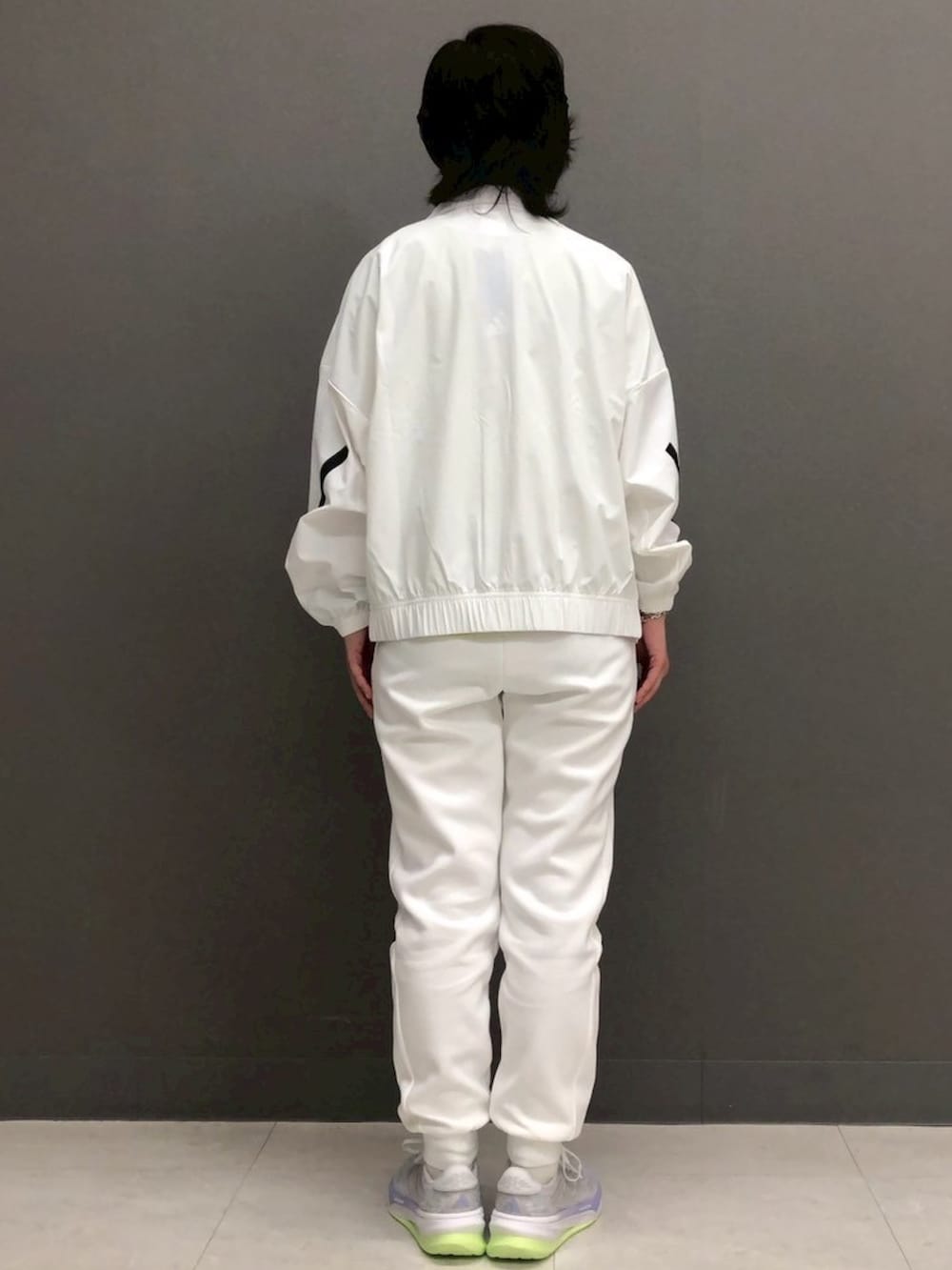ホワイト系のパーカー、イエロー系のトップス、ホワイト系のその他パンツを着用したレディースの春コーディネートの3枚目の写真