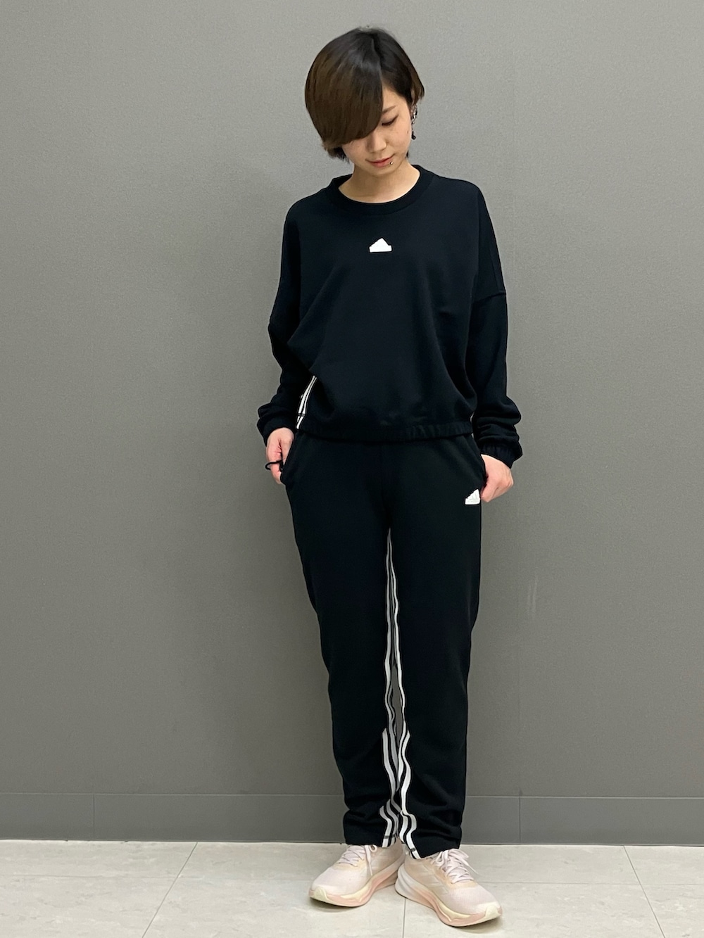 ブラック系のボストンバッグ、ブラック系のその他パンツ、ブラック系のスウェットを着用したレディースの冬コーディネートの3枚目の写真