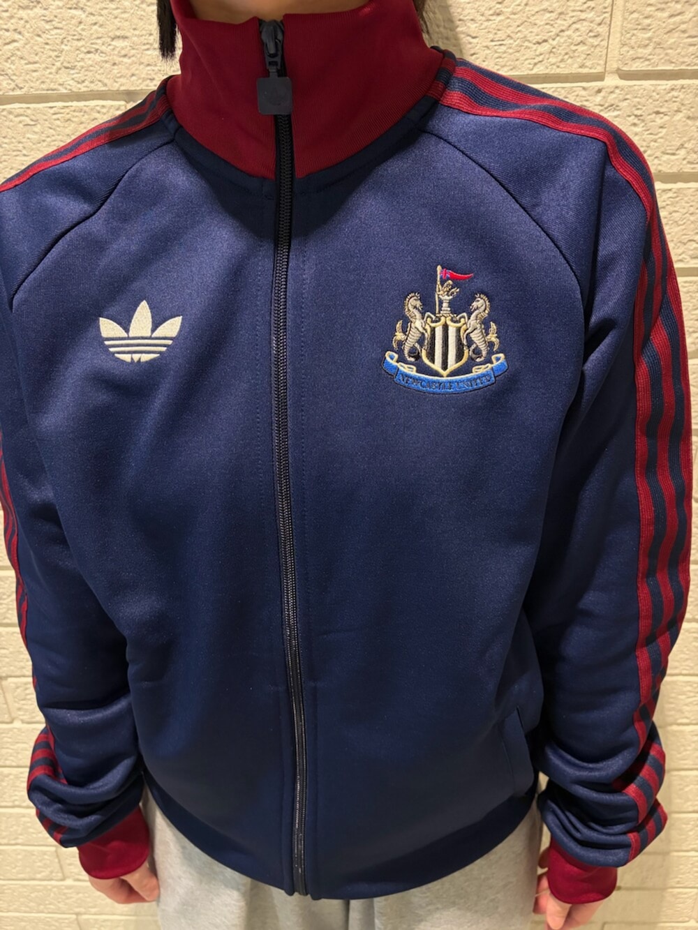 ホワイト系のシューズ、ブルー系のジャージ、ホワイト系のキャップを着用したレディースの春コーディネートの3枚目の写真