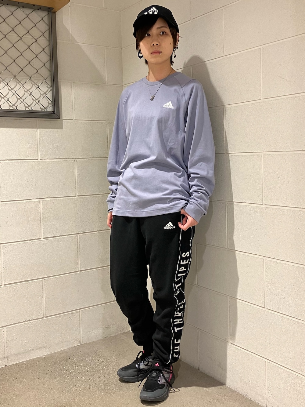 パープル系のTシャツ/カットソー、グレー系のシューズ、ブラック系のその他パンツを着用したレディースの秋コーディネートの2枚目の写真