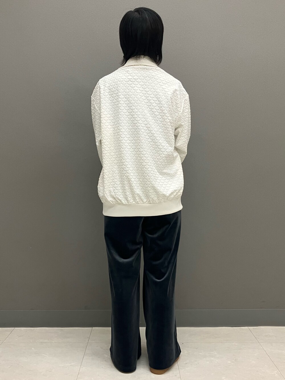 ブルー系のジャージ、ホワイト系のその他アウター、ブルー系のショルダーバッグを着用したレディースの冬コーディネートの4枚目の写真