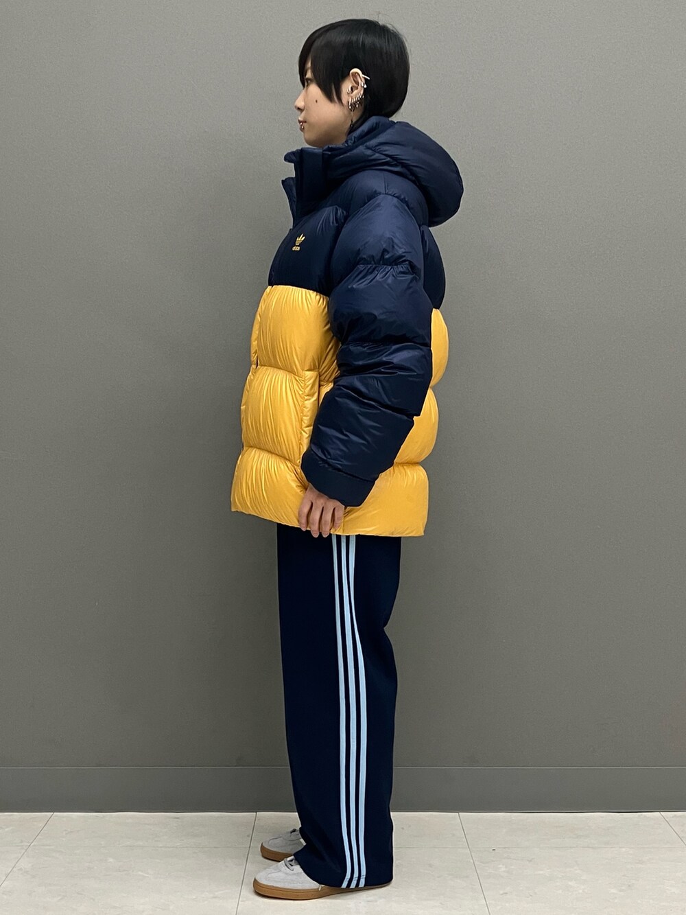 ブルー系のジャケット/アウター、ブルー系のスウェットパンツ、グレー系のスニーカーを着用したレディースの冬コーディネートの2枚目の写真