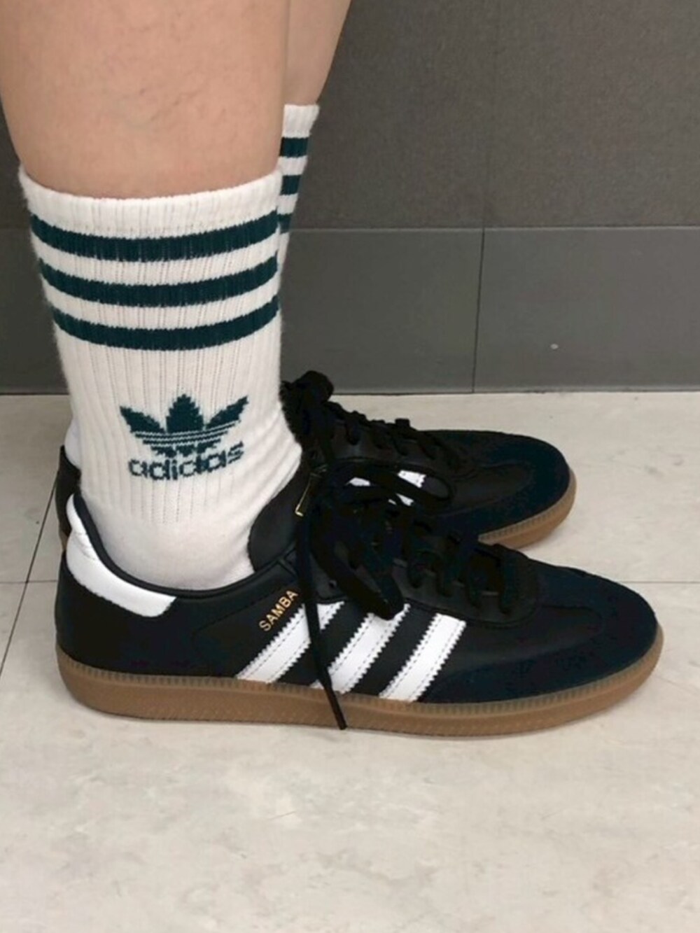 ブルー系のTシャツ/カットソー、ブラウン系のその他パンツ、ブラック系のシューズを着用したレディースの夏コーディネートの4枚目の写真