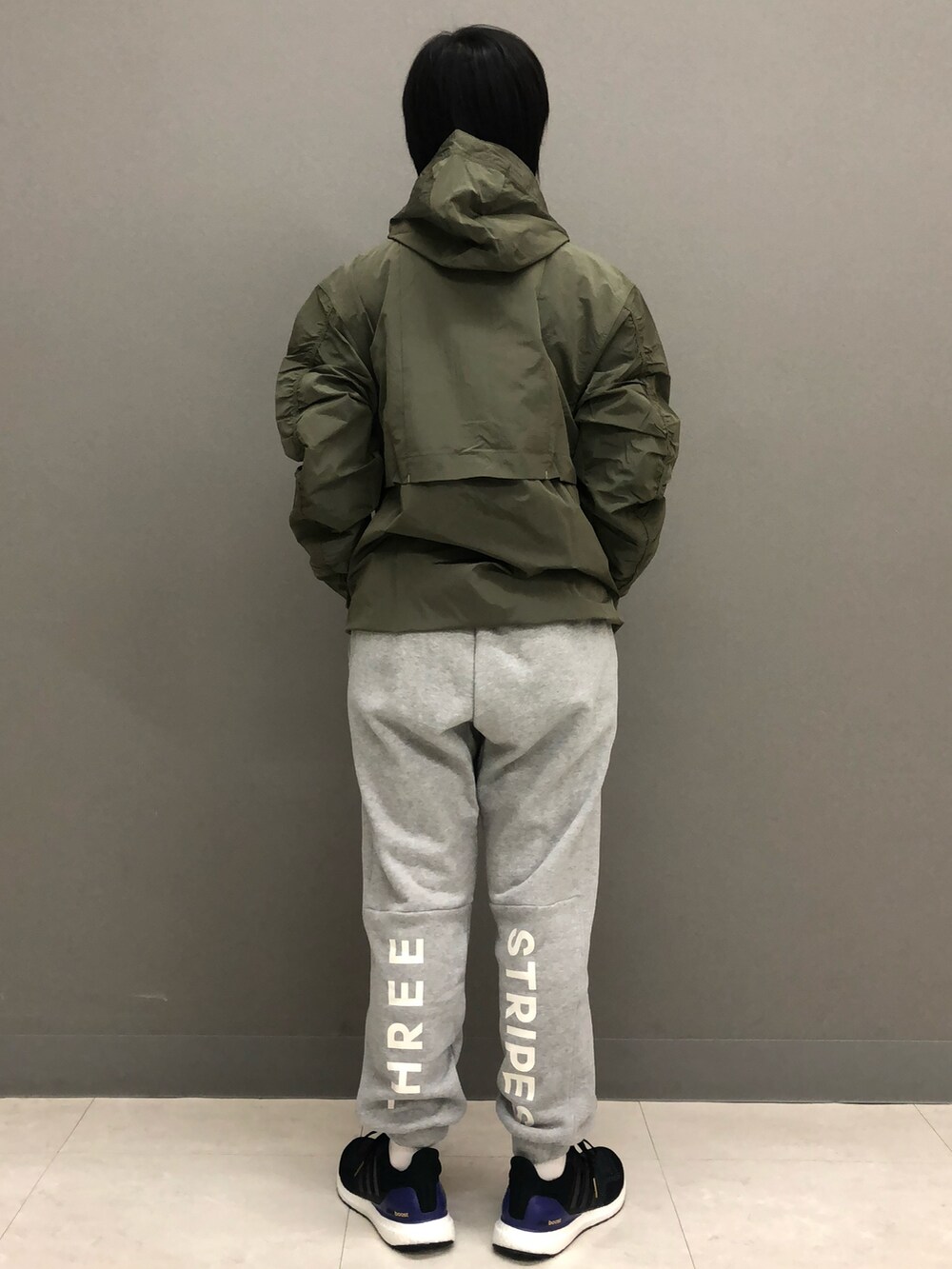 「スニーカー、カジュアル、adidas、スポーツウェア、アディダス、パフォーマンス、ウルトラブースト」｜「adidasのシティエスケープ ルーズフィット シャイニークリンクル リップストップ フード付きジャケット / アディダス adidas（ナイロンジャケット、グリーン系）」を使った、TKさん（レディース・161cm）の春コーディネートの3枚目の写真