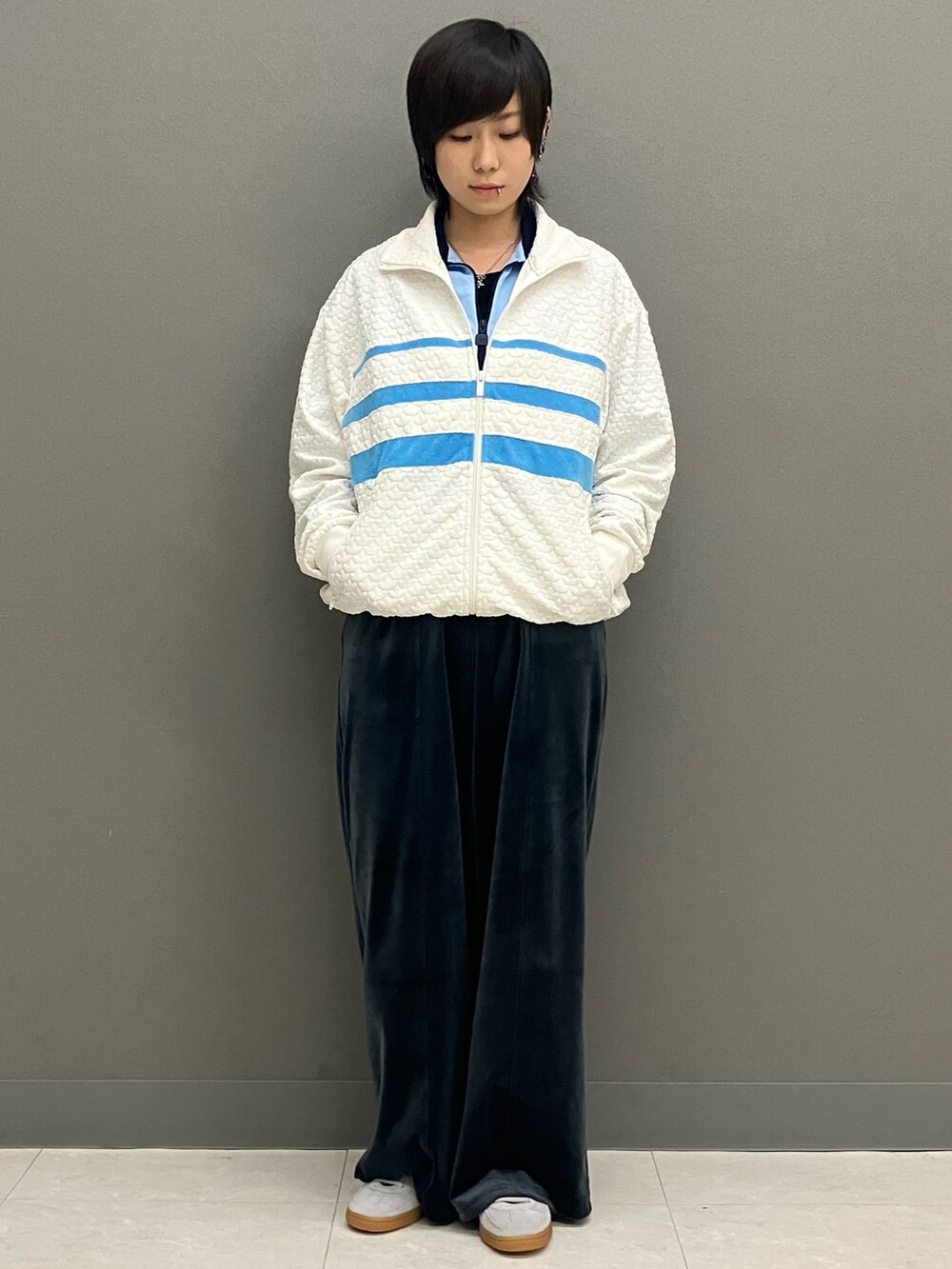 ブルー系のジャージ、ホワイト系のその他アウター、ブルー系のショルダーバッグを着用したレディースの冬コーディネートの3枚目の写真