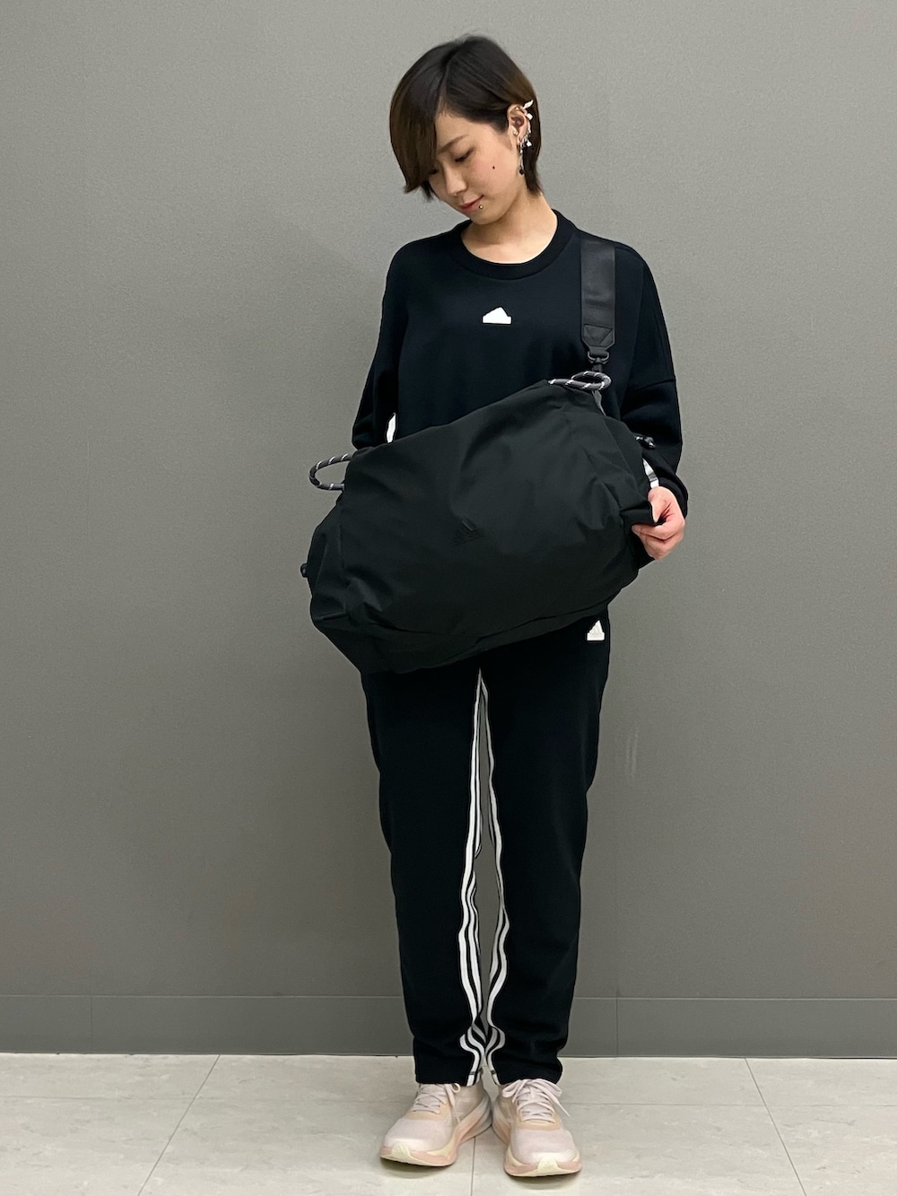 ブラック系のボストンバッグ、ブラック系のその他パンツ、ブラック系のスウェットを着用したレディースの冬コーディネートの2枚目の写真