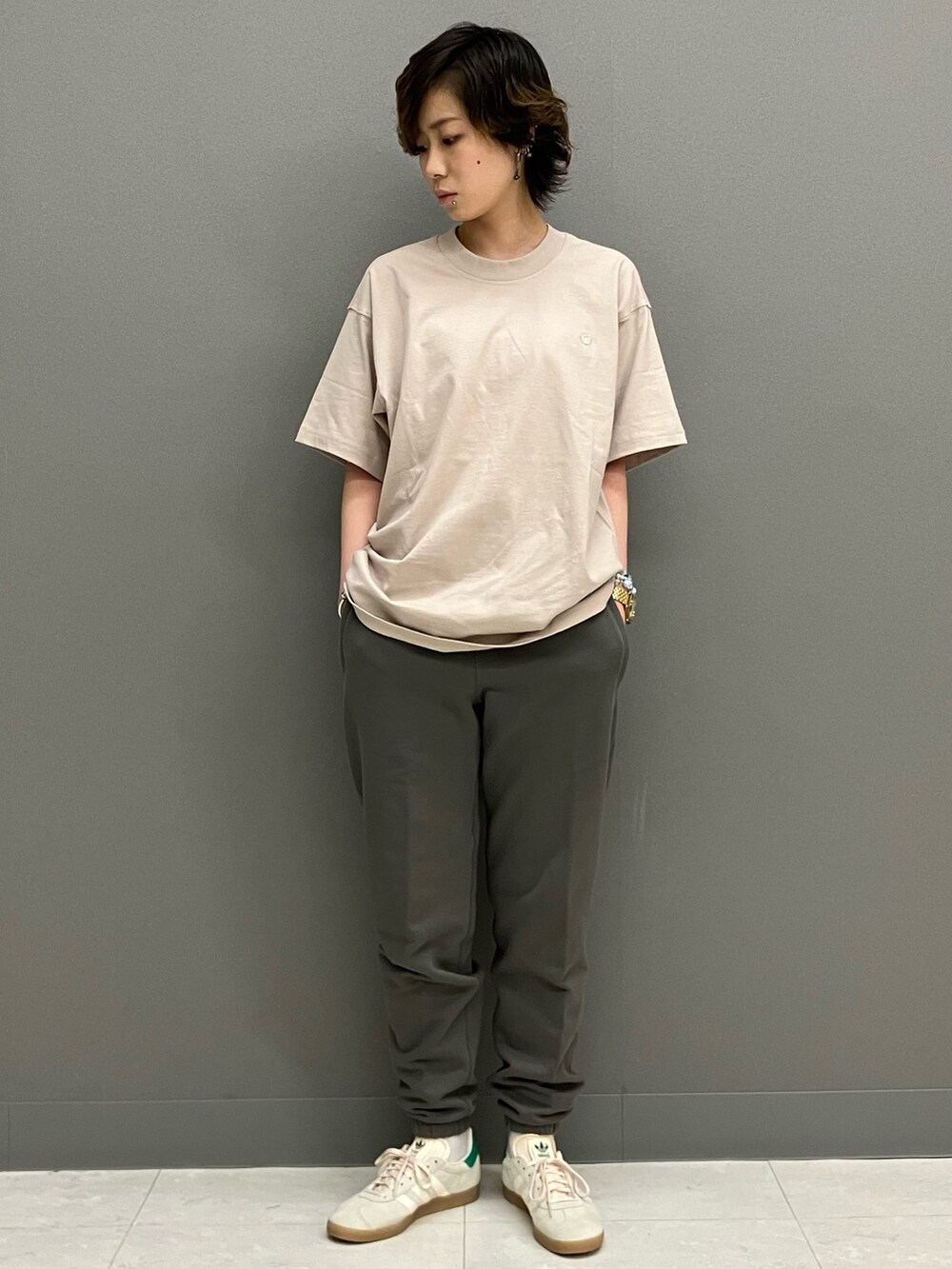 ブラック系のボディバッグ/ウエストポーチ、グレー系のスウェットパンツ、ホワイト系のスニーカーを着用したレディースの春コーディネートの3枚目の写真