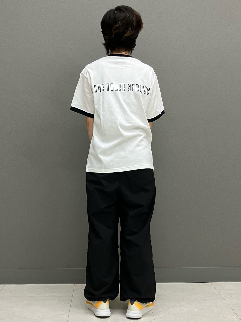 ベージュ系のスニーカー、ホワイト系のTシャツ/カットソーを着用したレディースの春コーディネートの2枚目の写真