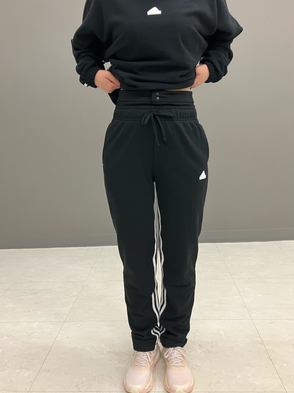 ブラック系のボストンバッグ、ブラック系のその他パンツ、ブラック系のスウェットを着用したレディースの冬コーディネートの4枚目の写真