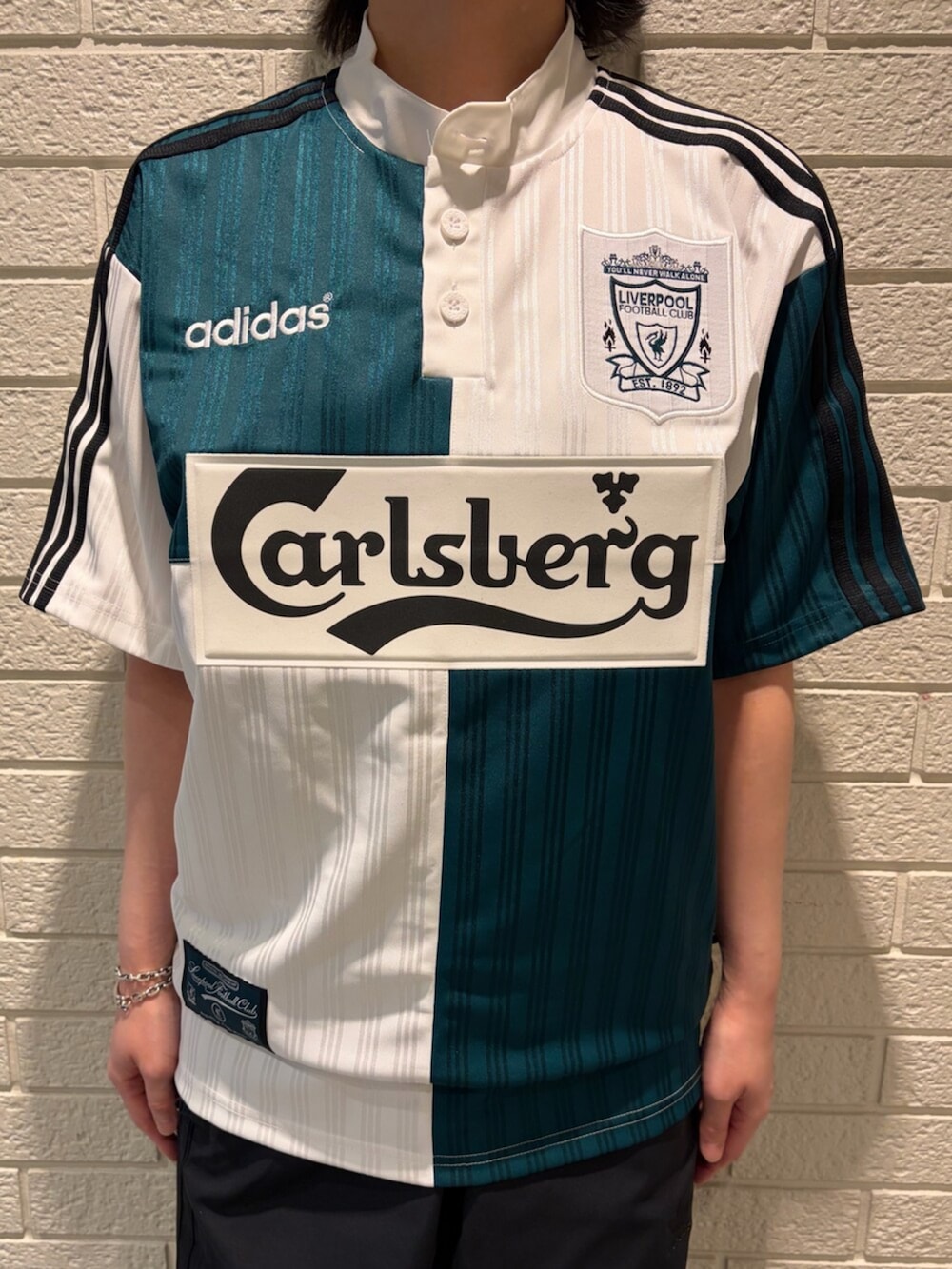 ホワイト系のトップス、ブラック系のその他パンツ、ホワイト系のスニーカーを着用したレディースの春コーディネートの3枚目の写真