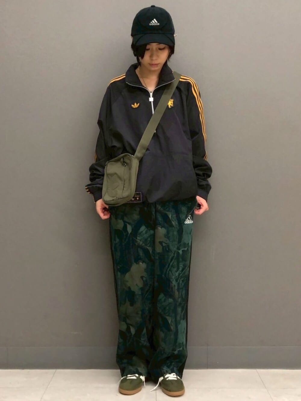 ブラック系のジャージ、ブラック系のスウェットパンツ、ブラック系のキャップを着用したレディースの秋コーディネートの3枚目の写真