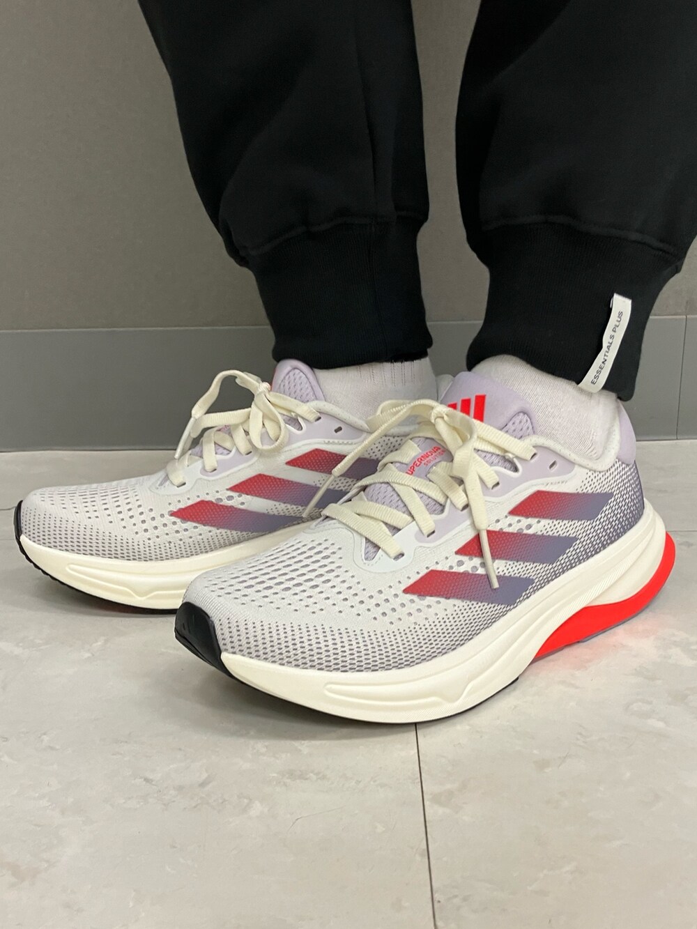 グリーン系のバックパック/リュック、ホワイト系のTシャツ/カットソー、ブラック系のスウェットパンツを着用したレディースの春コーディネートの5枚目の写真