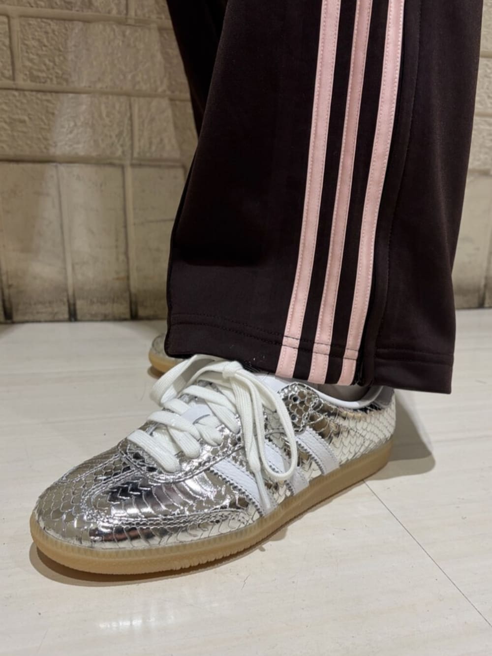 ブラウン系のトップス、ブラウン系のパンツ、シルバー系のショルダーバッグを着用したレディースの春コーディネートの4枚目の写真