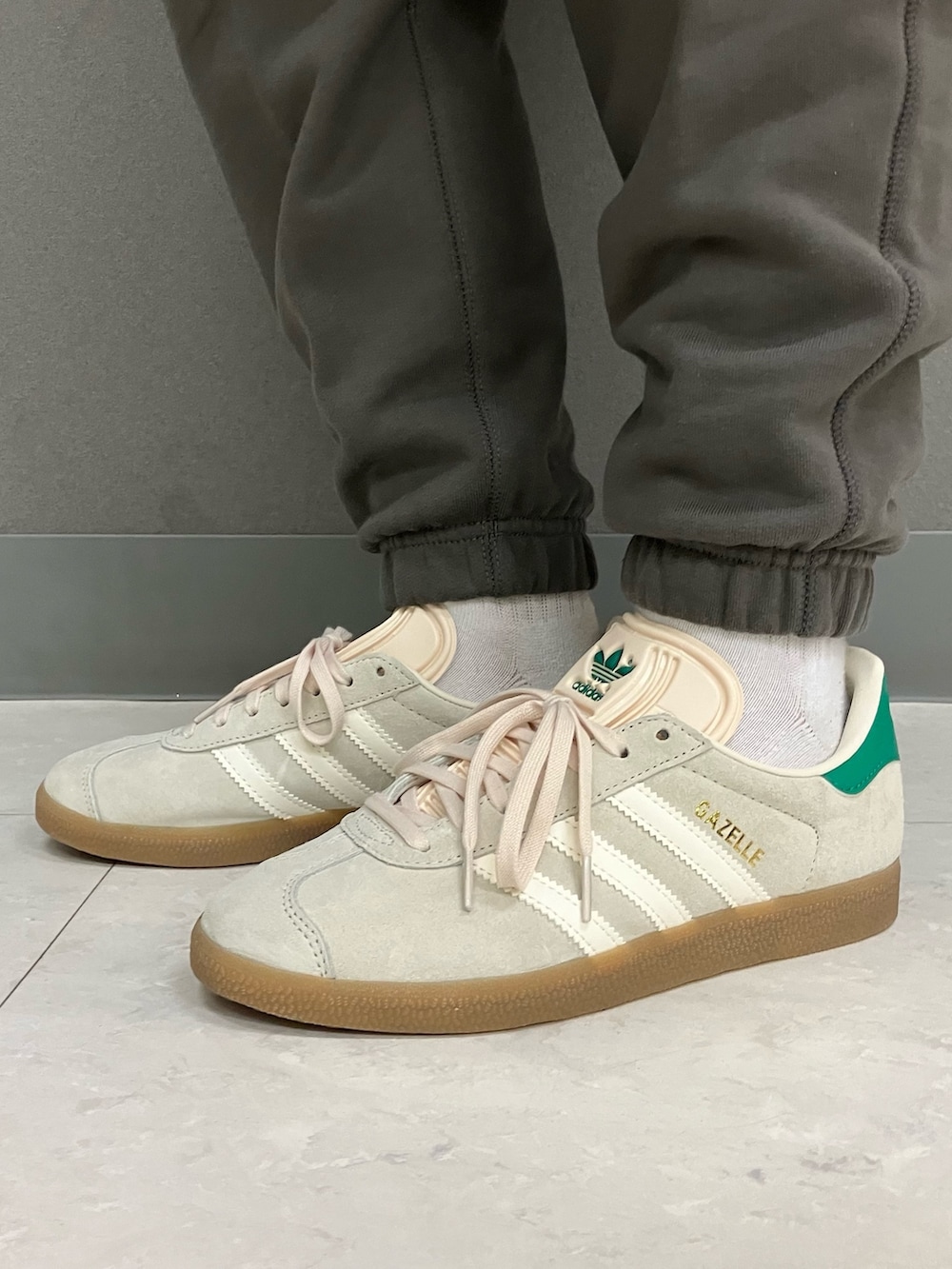 ブラック系のボディバッグ/ウエストポーチ、グレー系のスウェットパンツ、ホワイト系のスニーカーを着用したレディースの春コーディネートの4枚目の写真