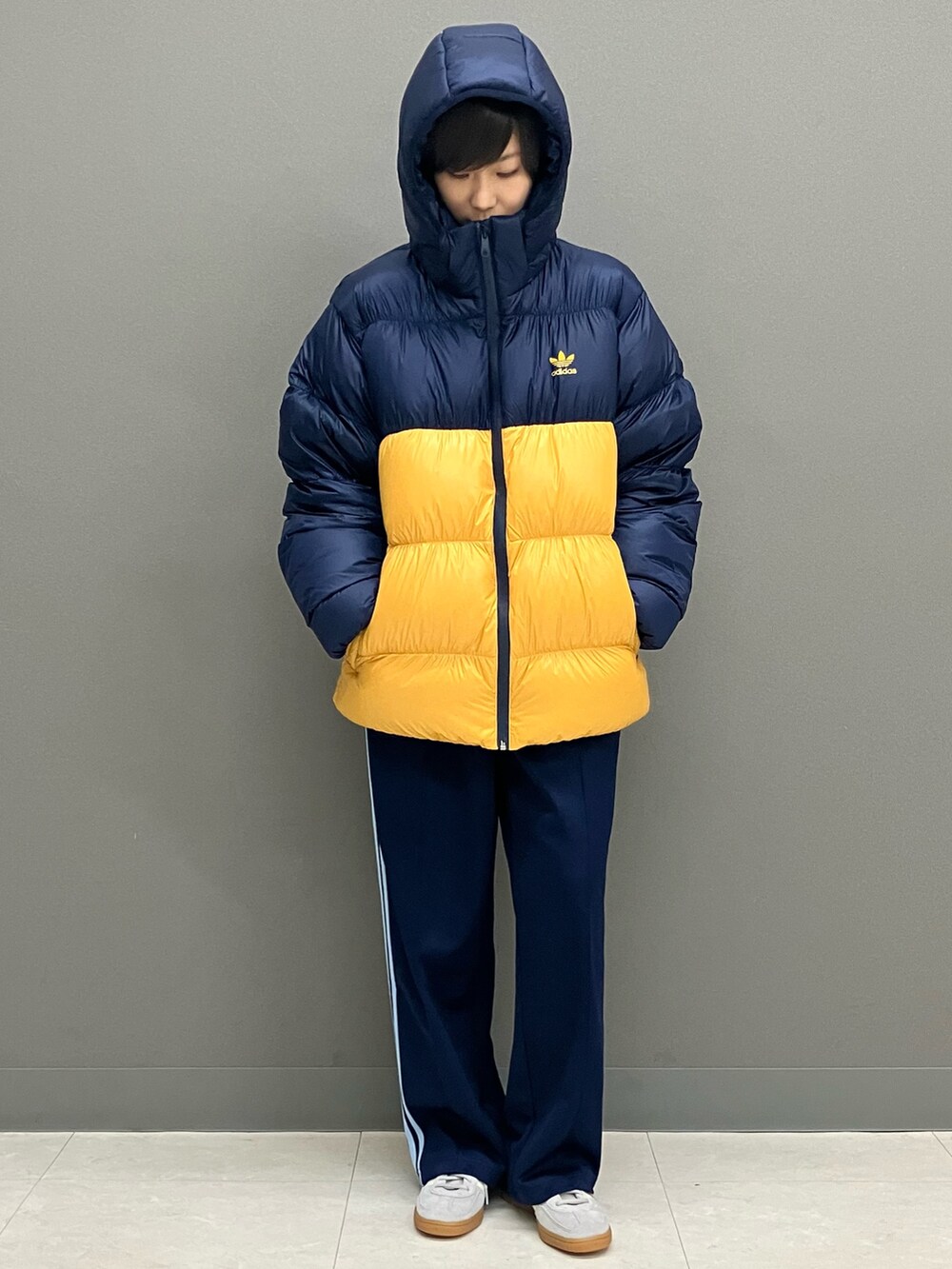 ブルー系のジャケット/アウター、ブルー系のスウェットパンツ、グレー系のスニーカーを着用したレディースの冬コーディネートの3枚目の写真