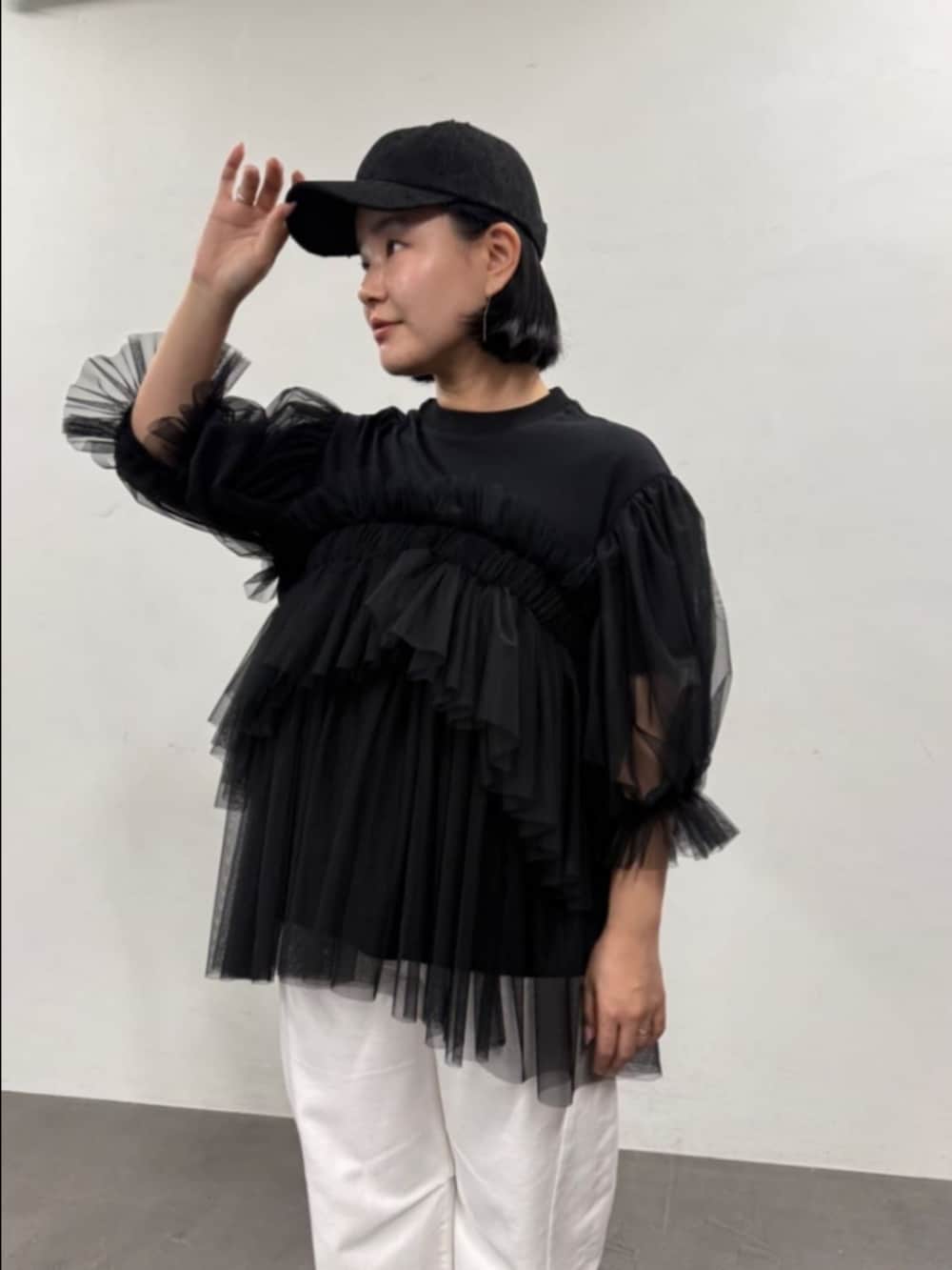 ブラック系のTシャツ/カットソー、ホワイト系のデニムパンツ、ブラック系のキャップを着用したレディースの夏コーディネートの4枚目の写真