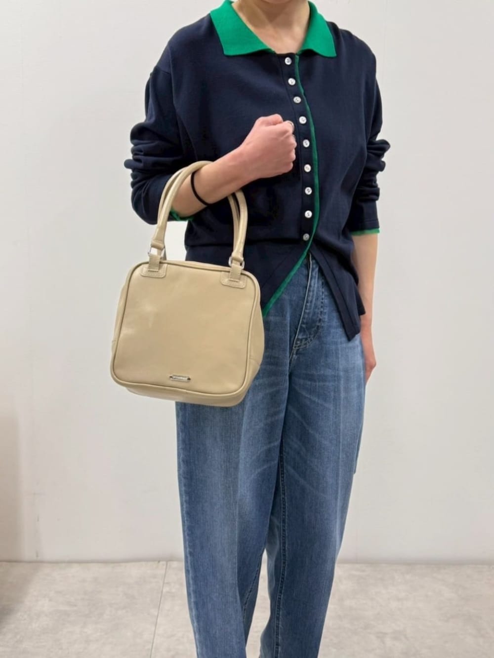 ブラック系のローファー、ブルー系のカーディガン/ボレロ、ブルー系のデニムパンツを着用したレディースの冬コーディネートの6枚目の写真