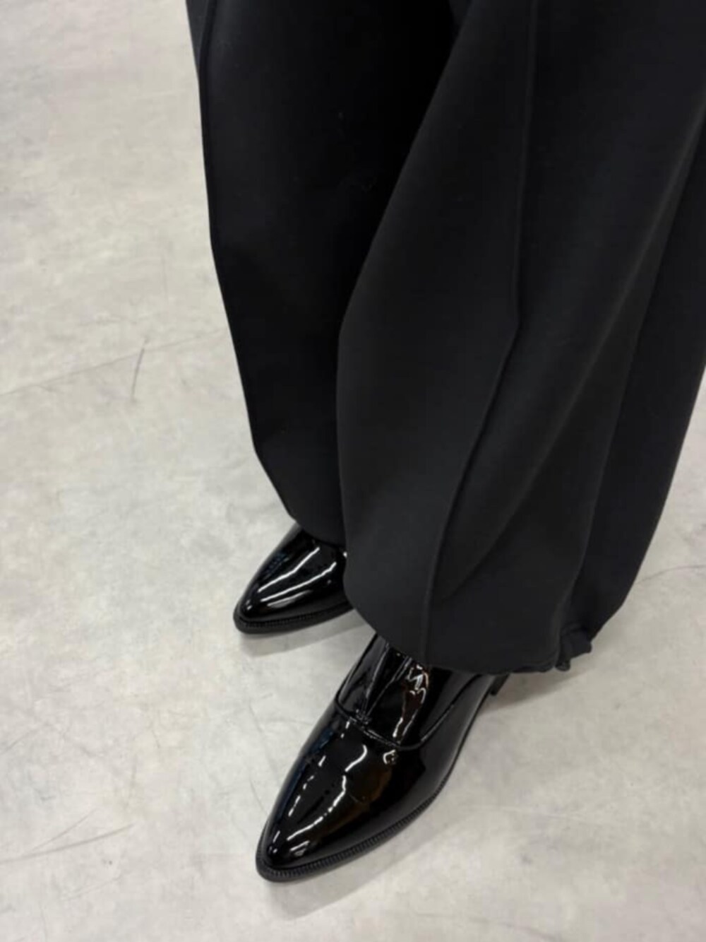 ブラック系のローファー、グレー系のカーディガン/ボレロ、ピンク系のニット/セーターを着用したレディースの秋コーディネートの5枚目の写真