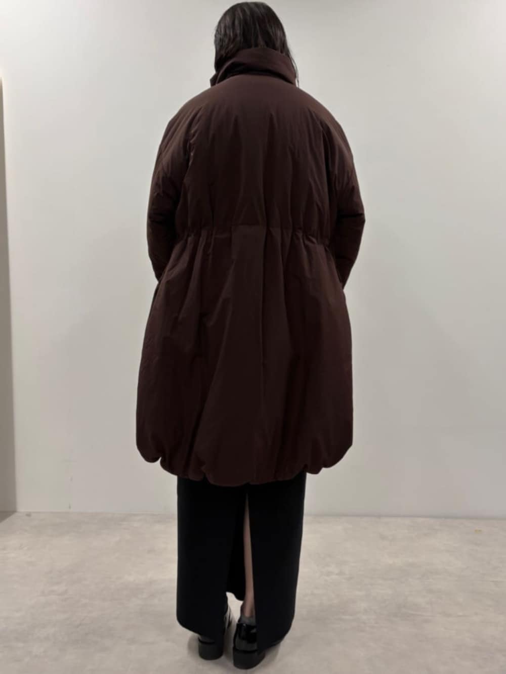 ブラック系のボストンバッグ、ブラウン系のブルゾン、ブルー系のカーディガン/ボレロを着用したレディースの秋コーディネートの3枚目の写真