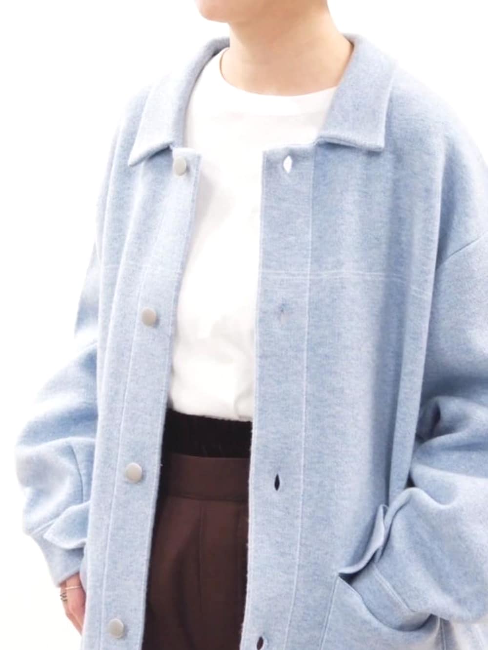 ブラウン系のスラックス、ブルー系のブルゾンを着用したレディースの秋コーディネートの5枚目の写真