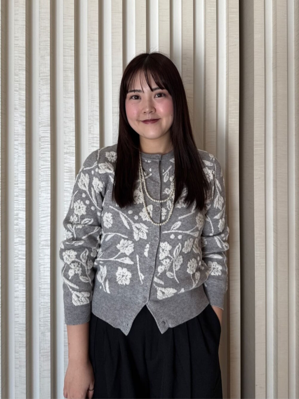 グレー系のカーディガン/ボレロを着用したレディースの冬コーディネートの4枚目の写真