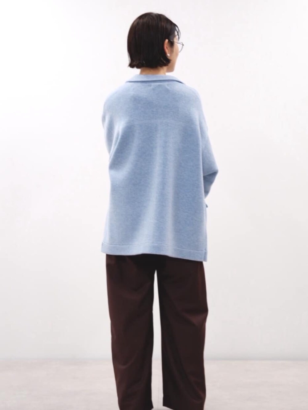 ブラウン系のスラックス、ブルー系のブルゾンを着用したレディースの秋コーディネートの4枚目の写真