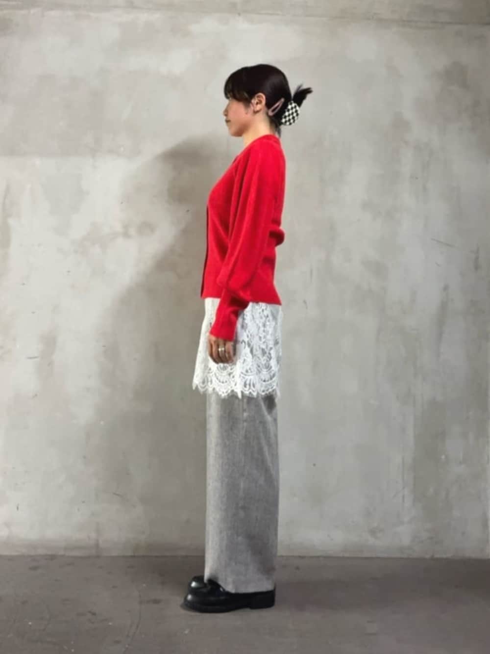 レッド系のカーディガン/ボレロ、ベージュ系のスラックスを着用したレディースの秋コーディネートの3枚目の写真