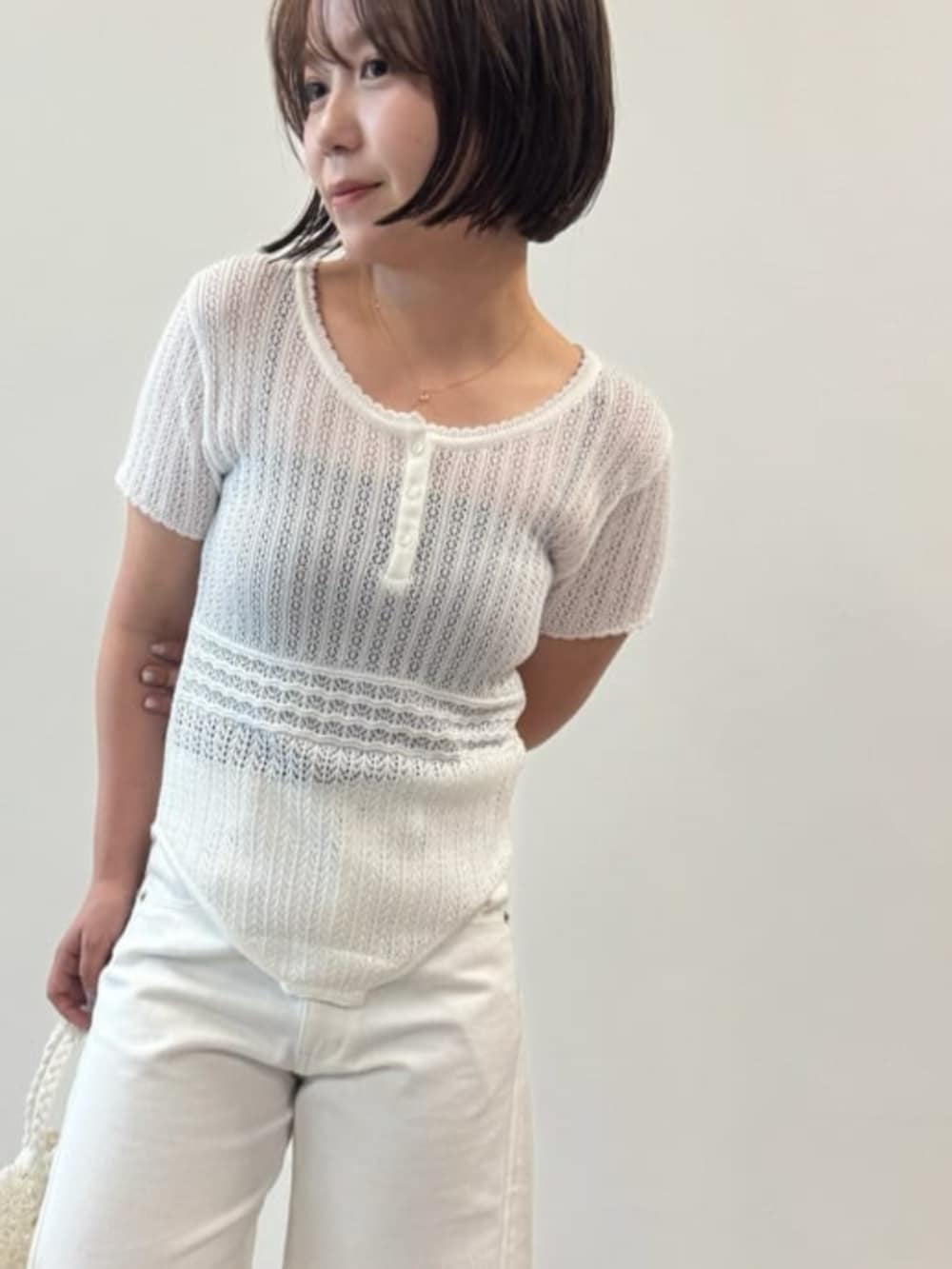 ホワイト系のTシャツ/カットソー、ホワイト系のデニムパンツを着用したレディースの春コーディネートの3枚目の写真