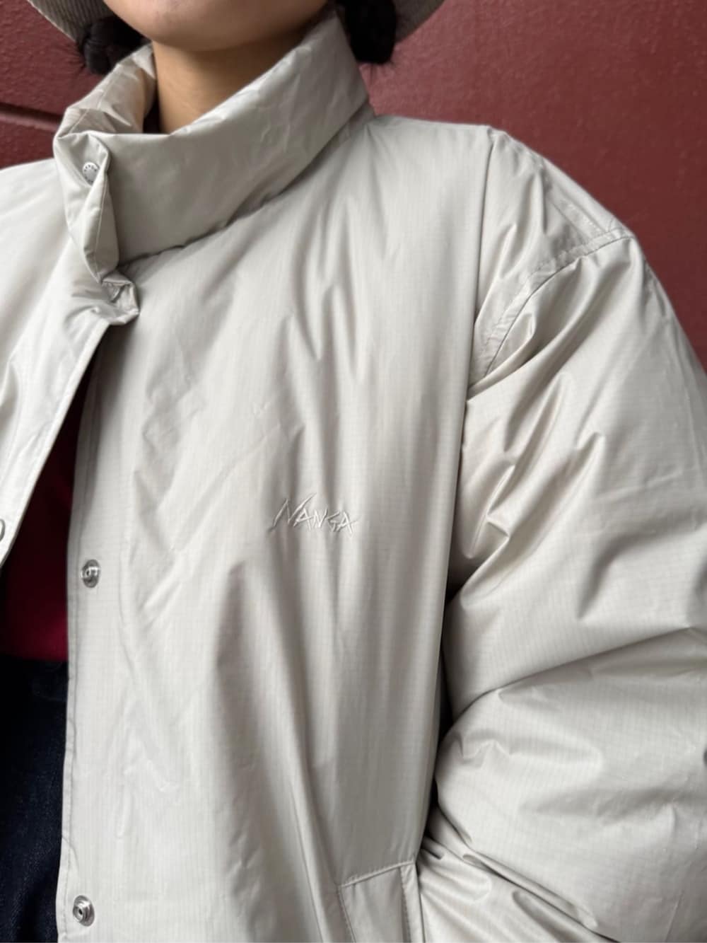 ホワイト系のダウンジャケット/コートを着用したレディースの冬コーディネートの5枚目の写真