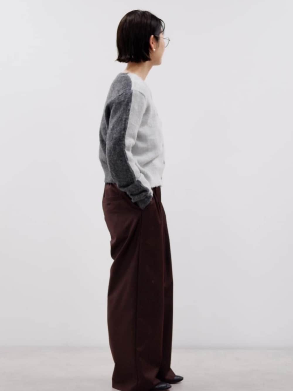 ブラウン系のスラックス、グレー系のカーディガン/ボレロを着用したレディースの秋コーディネートの3枚目の写真