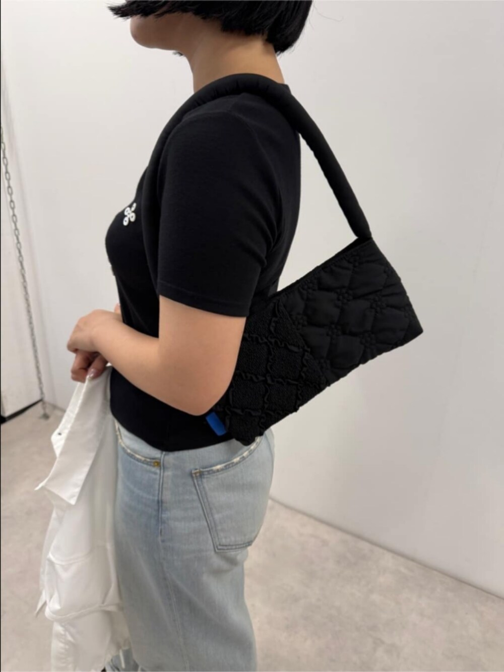 ブラック系のTシャツ/カットソー、ホワイト系のシャツ/ブラウス、ブラック系のハンドバッグを着用したレディースの夏コーディネートの5枚目の写真