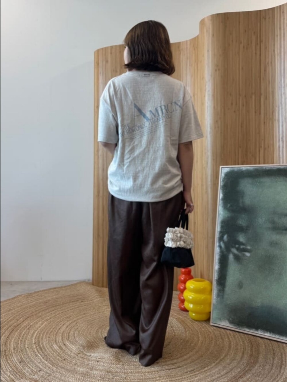 ホワイト系のTシャツ/カットソー、ブラック系のハンドバッグを着用したレディースの夏コーディネートの3枚目の写真