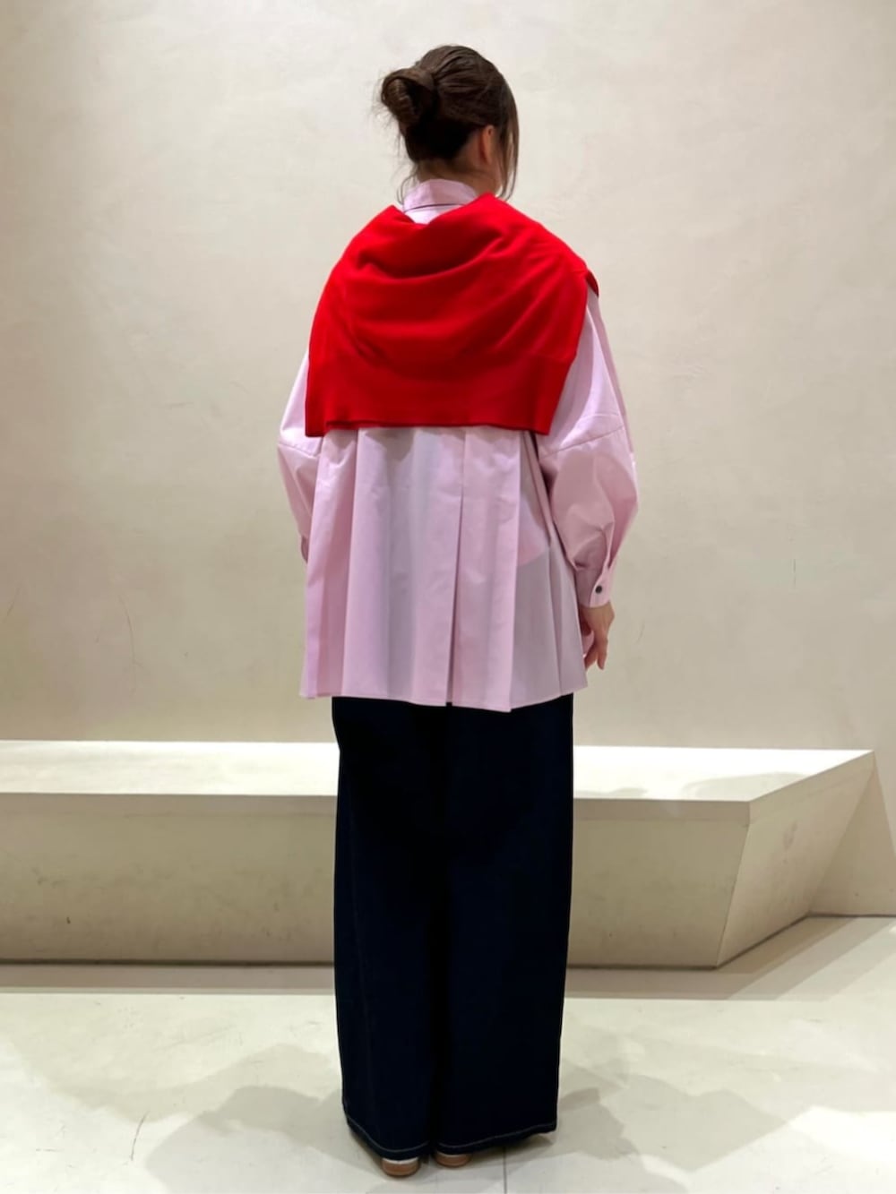 ピンク系のシャツ/ブラウスを着用したレディースの冬コーディネートの3枚目の写真