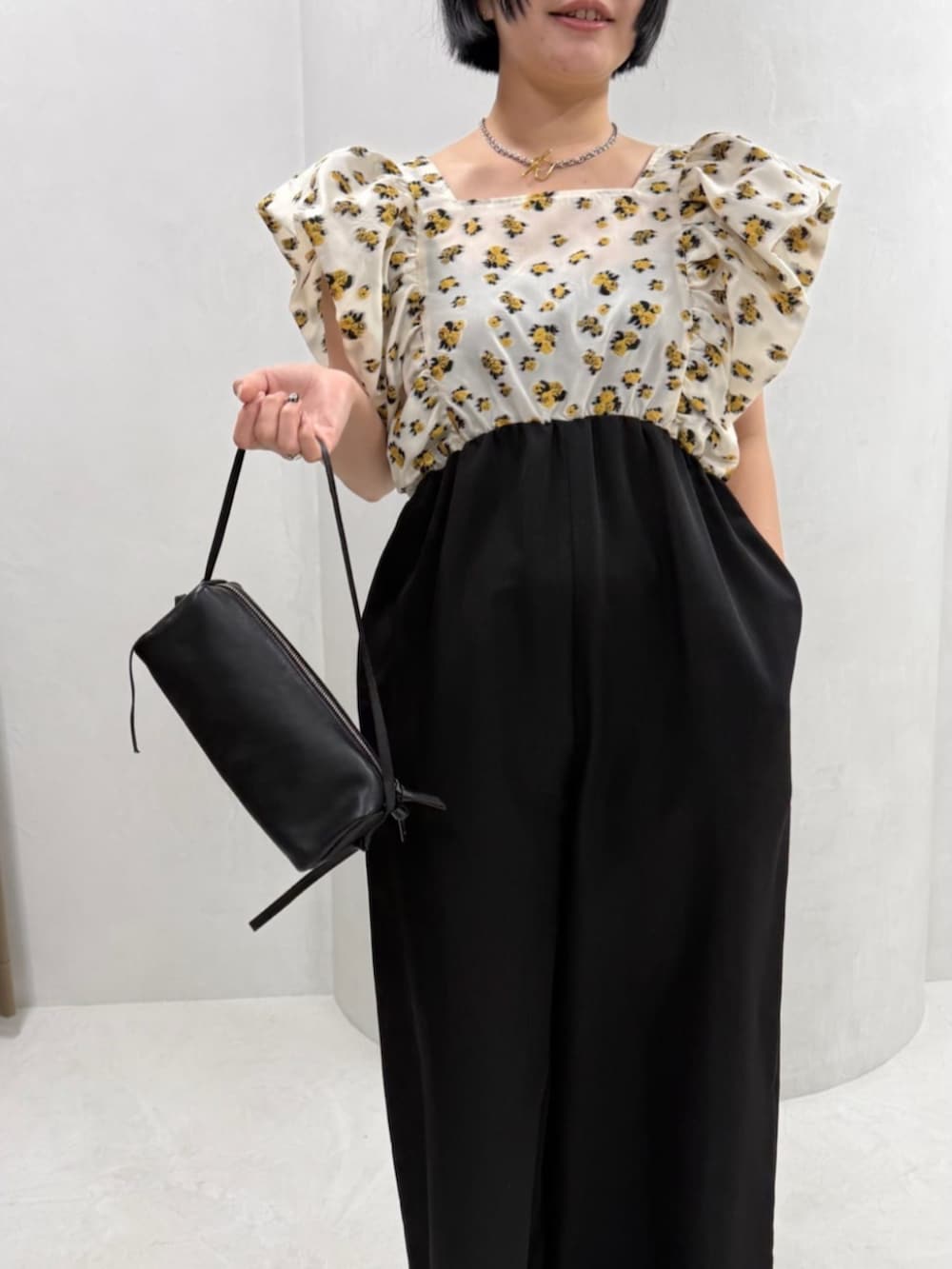 ブラック系のボストンバッグ、その他のつなぎ/オールインワンを着用したレディースの冬コーディネートの4枚目の写真