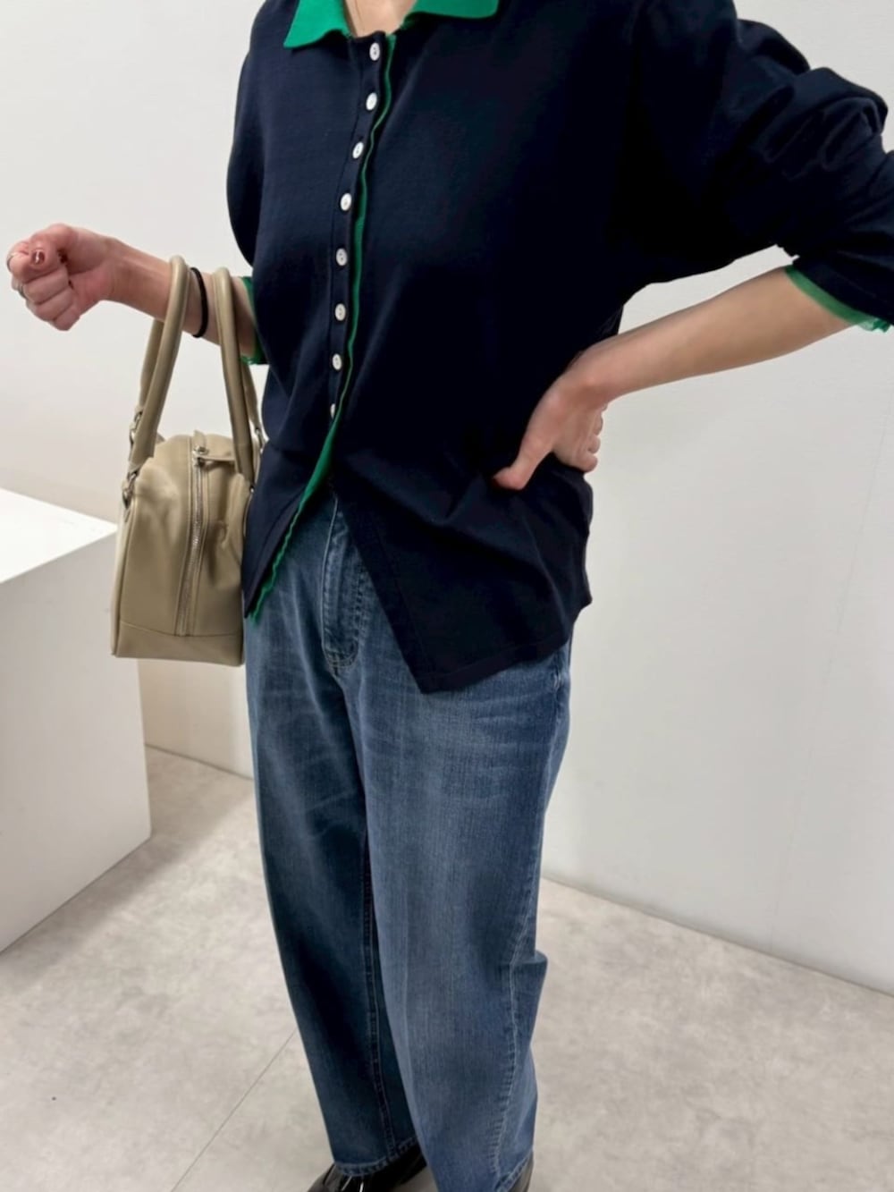 ブラック系のローファー、ブルー系のカーディガン/ボレロ、ブルー系のデニムパンツを着用したレディースの冬コーディネートの8枚目の写真