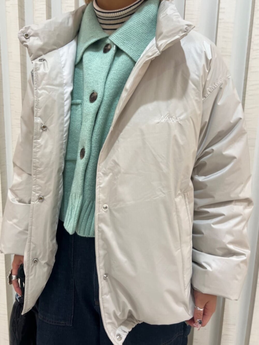 ホワイト系のダウンジャケット/コートを着用したレディースの冬コーディネートの4枚目の写真