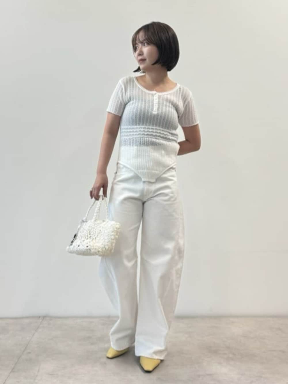 ホワイト系のTシャツ/カットソー、ホワイト系のデニムパンツを着用したレディースの春コーディネートの2枚目の写真